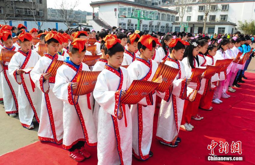 2월 28일, 학생들이 전통의상을 입고 시를 읽는 모습