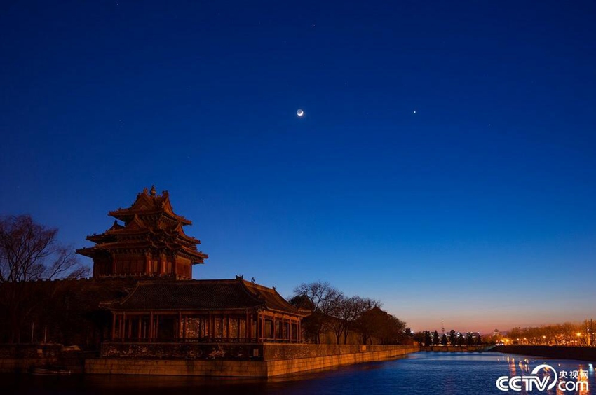 베이징(北京, 북경)시 고궁(故宮) 근처에서 바라본 쌍별달(雙星伴月)