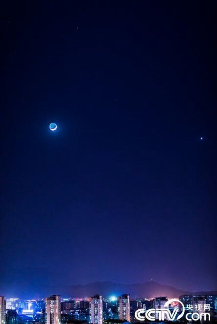 쌍별달 현상 펼쳐진 중국 밤하늘, 스마일 초승달과 금성 화성의 콜라보