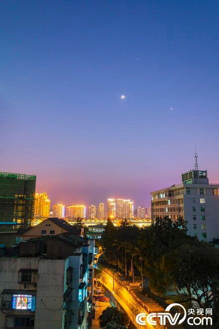 쌍별달 현상 펼쳐진 중국 밤하늘, 스마일 초승달과 금성 화성의 콜라보