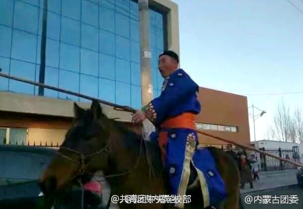 말 타고 몽고포 차림으로 등교하는 중국 네이멍구 초등학생들