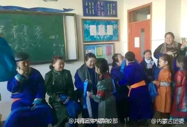 말 타고 몽고포 차림으로 등교하는 중국 네이멍구 초등학생들