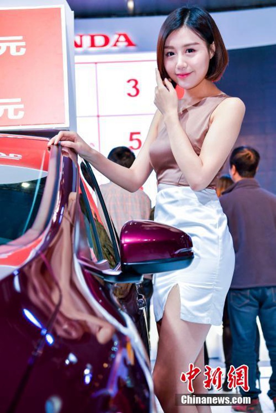 중국 하이난 국제 모터쇼의 신형 차량 VS 미녀 레이싱 모델, ‘시각적 향연’