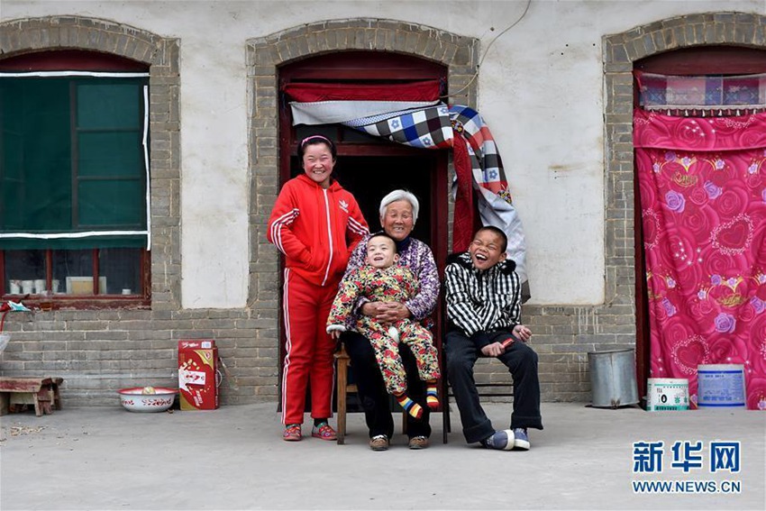사랑 전하는 중국 산시 69세 할머니, 마음으로 키운 고아들