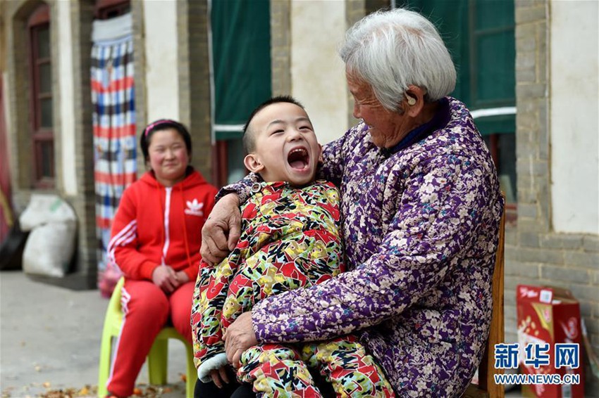 사랑 전하는 중국 산시 69세 할머니, 마음으로 키운 고아들