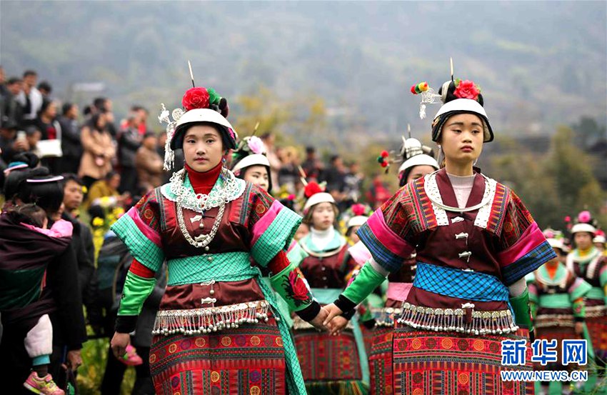 화려한 의복을 입은 묘족(苗族) 여성들이 무구우(木鼓舞, 목고무)를 추는 모습