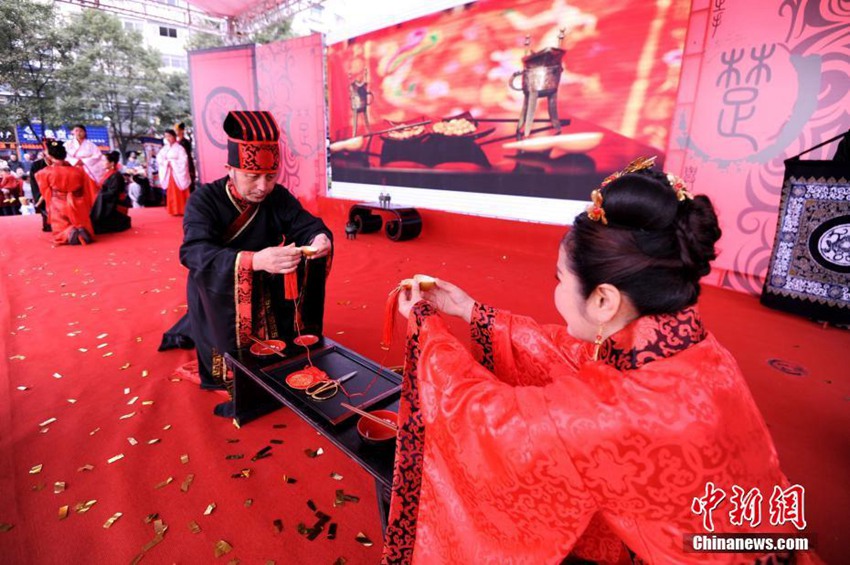 중국 고대 시인 ‘굴원’의 고향, 쯔구이서 펼쳐진 초나라 전통 합동결혼식