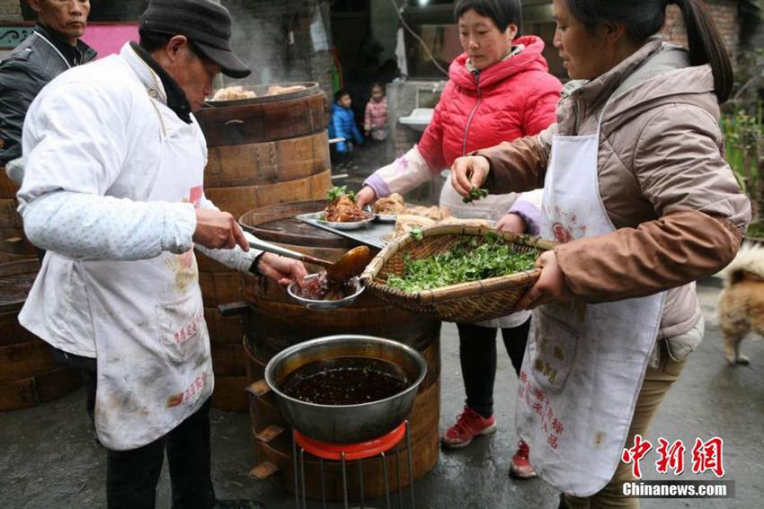 늘고 있는 ‘바바옌’으로 바빠진 쓰촨 메이산 시골 요리사들
