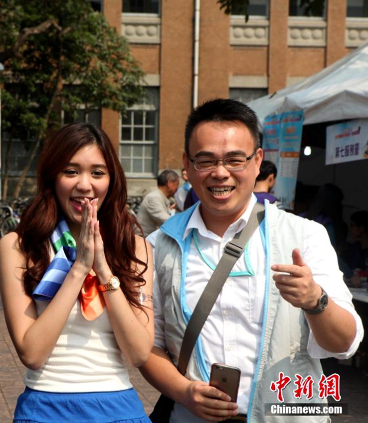 타이완 대학교 채용박람회 개최, 미녀 모델 홍보에 나서 눈길