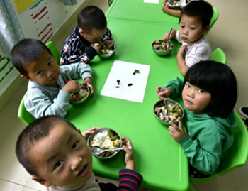 구이저우성 딩웨(定威) 수족향(水族鄉)은 구이저우성 20개 극빈마을 중 하나다. 작년 가을 학기부터 이곳의 유치원 어린이 181명은 ‘영양식’을 먹을 수 있게 됐다. 딩웨이 수족향중심 유치원 어린이들이 점심을 먹고 있다. 