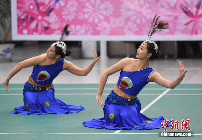 교도관들의 태족(傣族) 전통춤 공연