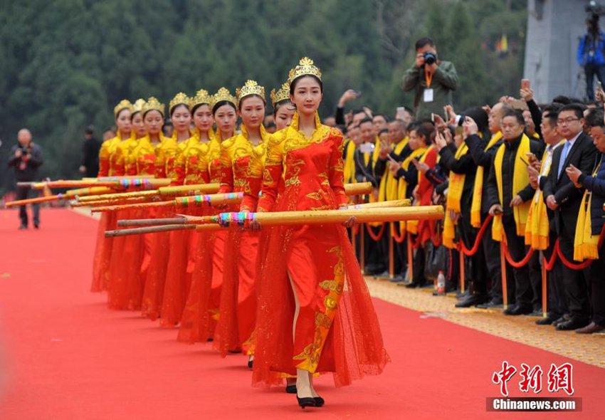 3월 7일 쓰촨(四川, 사천)성 옌팅(鹽亭)현에서 거행된 제사의식 현장, 사람들이 향을 피우는 모습