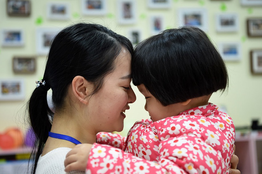 중국 충칭 아동보육원의 20대 ‘경찰 엄마’