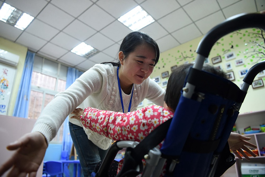 중국 충칭 아동보육원의 20대 ‘경찰 엄마’