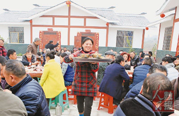 중국 음력 새해 전날, 쓰촨(四川)성 광안(廣安)시 15 개의 빈곤가구가 단체로 새로운 집에 입주했다. 새 집으로 이사한 주민들이 자체 축하 파티를 마련했다. 