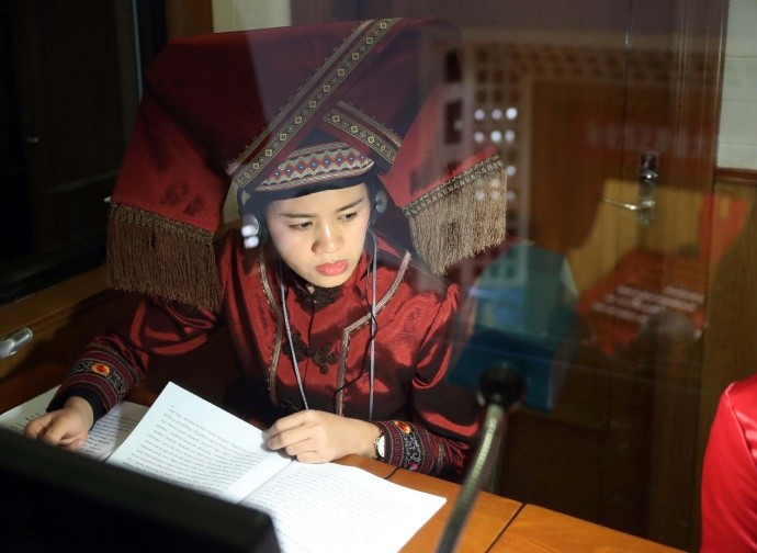 중국 양회, 현장에서 소수민족 언어로 통역해주는 통역사들