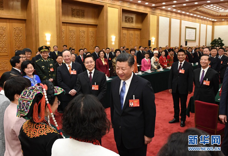 시진핑 주석이 여성 대표들과 인사를 나누고 있다.