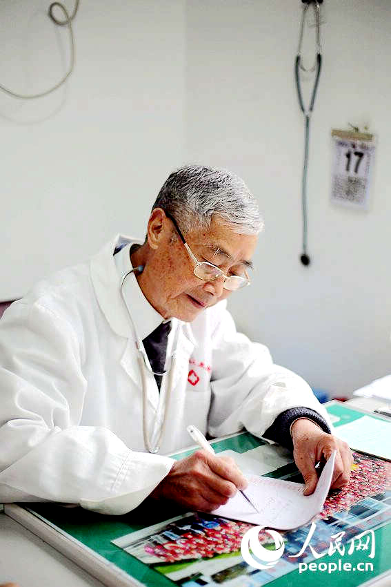 50년간 저장 산간지역 돌며 왕진한 ‘민간 의사’