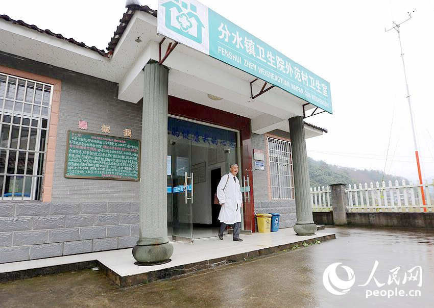 50년간 저장 산간지역 돌며 왕진한 ‘민간 의사’