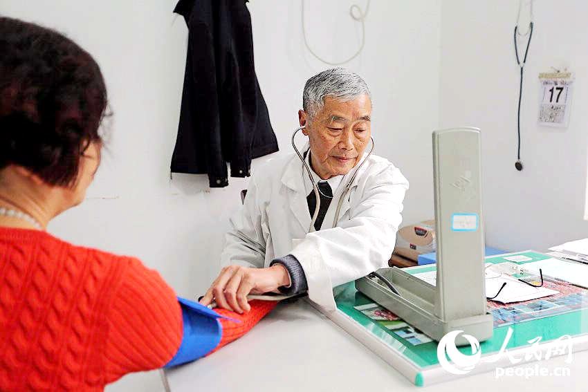 50년간 저장 산간지역 돌며 왕진한 ‘민간 의사’