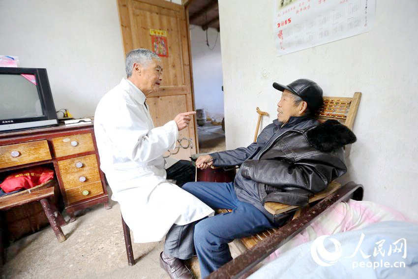 50년간 저장 산간지역 돌며 왕진한 ‘민간 의사’