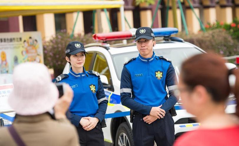 3월 5일, 마카오 관광경찰이 관광경찰 전용 경찰차 앞에서 근무를 서고 있다.