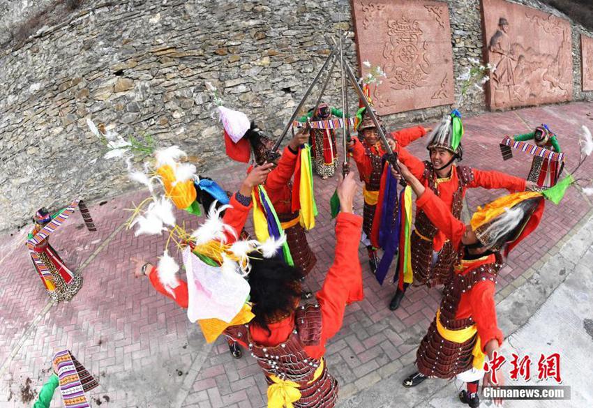 중국 쓰촨 아바서 펼쳐진 전통 제사의식 ‘카쓰다원’, 고대 사냥 전쟁터에서 발전