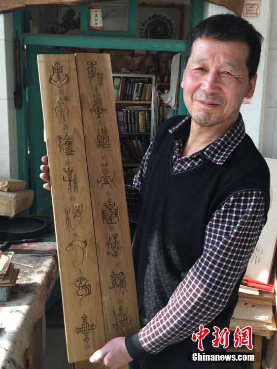 3월 9일 란저우(蘭州, 난주)시 목조 예술가 천스싼(陳世三) 씨가 집에서 자신의 목조 작품을 선보이는 모습