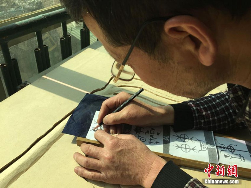 란저우 예술가의 ‘백가성’ 상형문자 작품, 중국 성씨의 기원 연마해