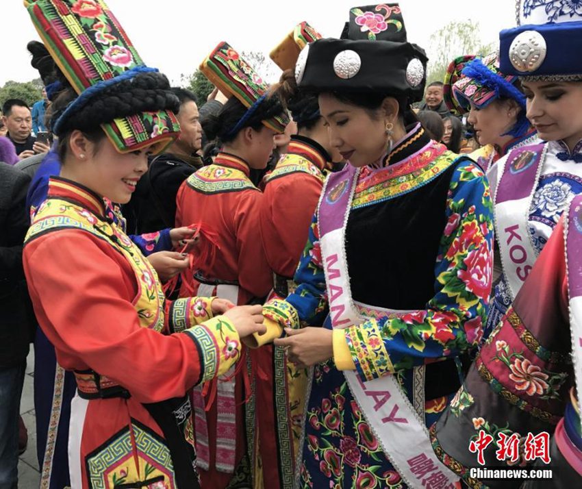 미스 투어리즘 월드 차이나 미녀들의 베이촨 방문기, 원촨 대지진 희생자에게 헌화