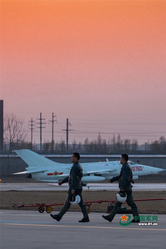 해방군 공군의 초봄 비행훈련, 석양빛 받으며 환상적인 비주얼 자랑해