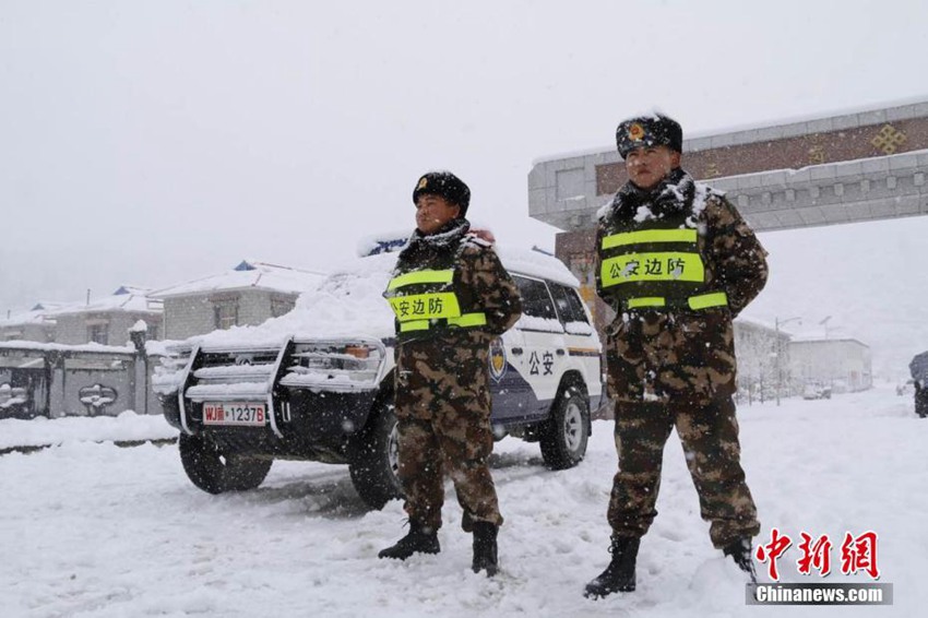 시짱 1m 넘게 쌓인 눈으로 폭설 노란색 경보 발령! 제설 작업에 투입된 중국 군인들
