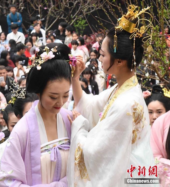 중국 각지에서 펼쳐진 ‘화자오제’ 행사, 아름다운 한족(漢族)의 꽃 제사