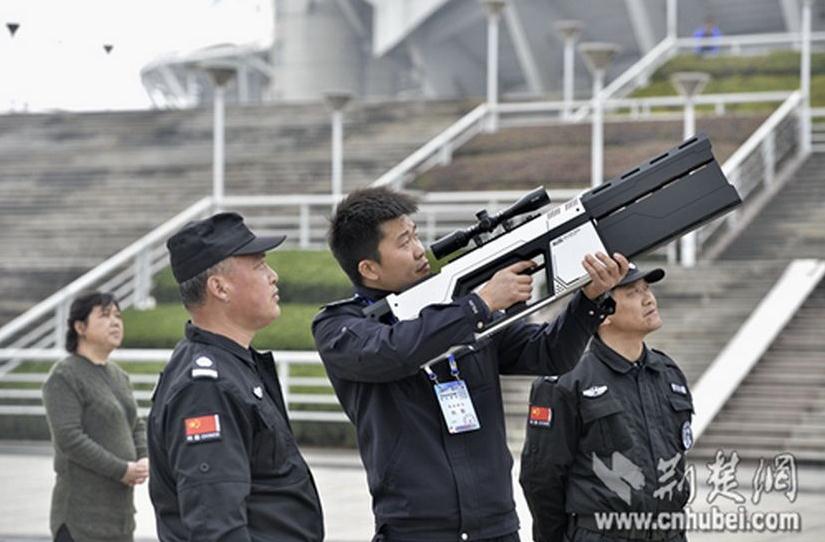 중국 우한 경찰에 도입된 ‘무인기 겨냥 소총’, 무인기의 행사장 난입 걱정 끝!