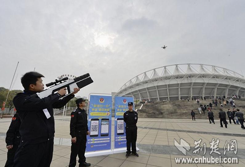 3월 11일 우한(武漢, 무한)시 스포츠센터 행사 현장, 경찰이 행사의 원활한 진행을 위해 무인기 전파 방해 소총을 가지고 무인기를 돌려보내는 모습이다.