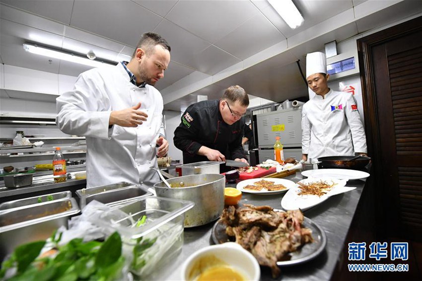 3월 12일, 러시아 셰프가 대회에서 서양 요리를 만들고 있다.