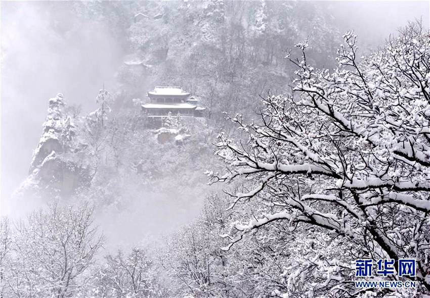 간쑤 쿵퉁 산, 봄날 내린 눈으로 ‘겨울 왕국’ 연상케 해