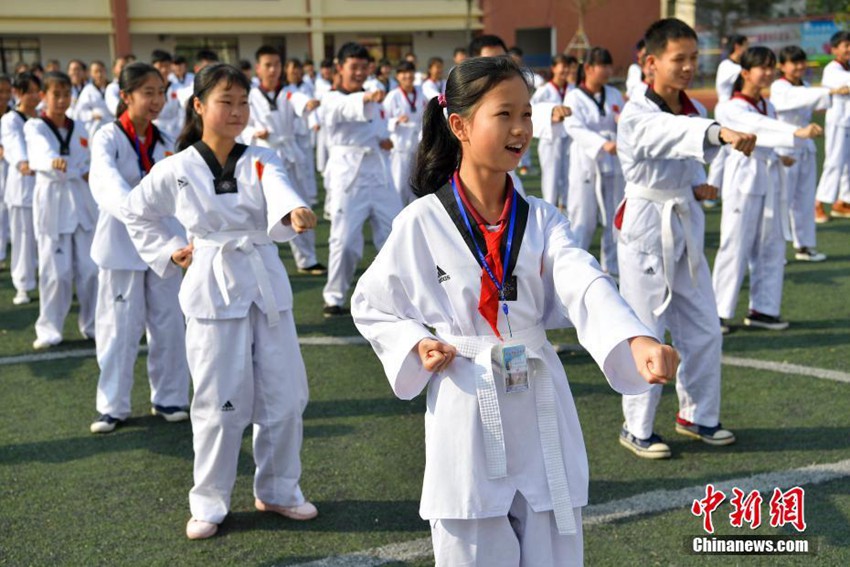 중국 하이커우 학생 수천 모여 ‘단체 태권도 체조+국학 고전’ 선보여