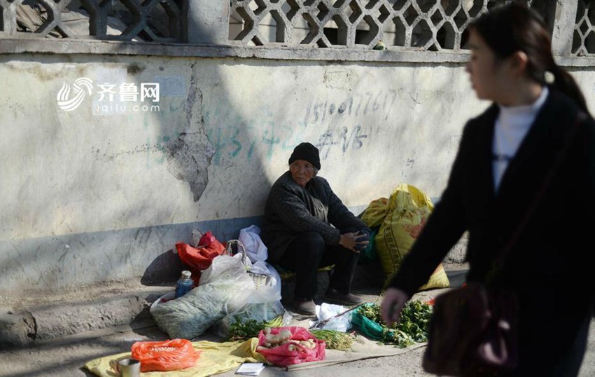 중국 지난의 70대 할머니, 매일 60㎞ 왕복하며 야채 팔아 생계 이어