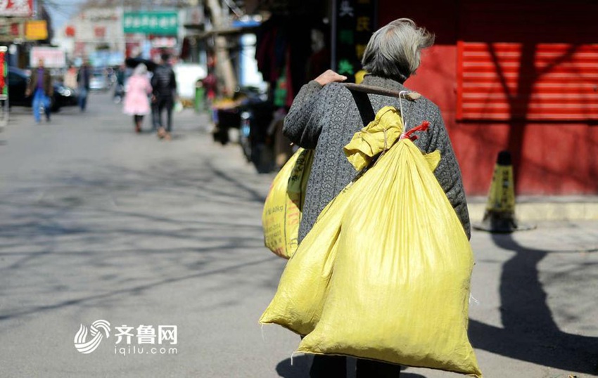 중국 지난의 70대 할머니, 매일 60㎞ 왕복하며 야채 팔아 생계 이어