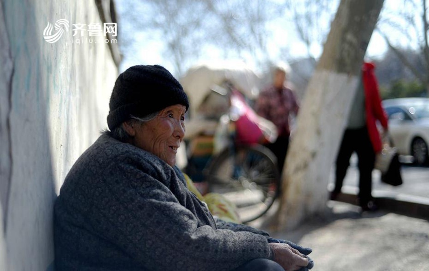 중국 지난의 70대 할머니, 매일 60㎞ 왕복하며 야채 팔아 생계 이어