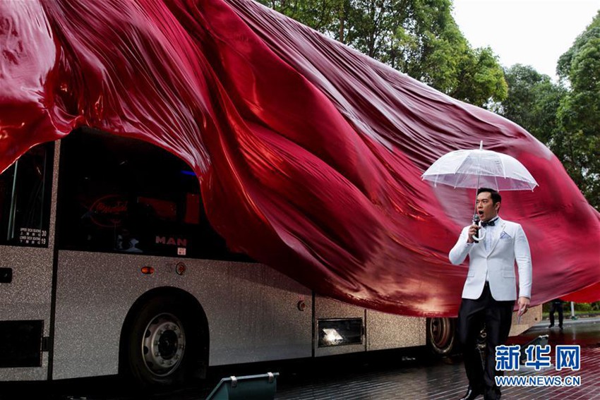 움직이는 미슐랭 레스토랑: 홍콩 ‘크리스털 버스’의 화려한 등장