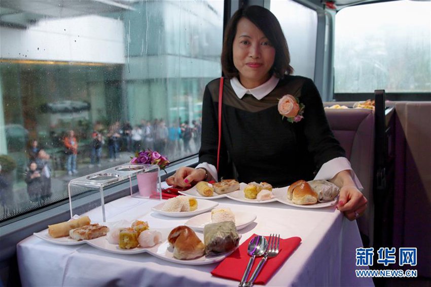 움직이는 미슐랭 레스토랑: 홍콩 ‘크리스털 버스’의 화려한 등장