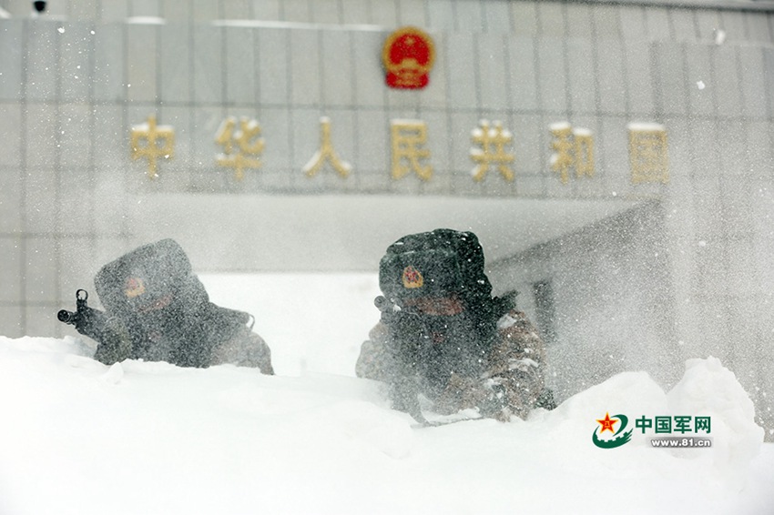 중국 해발 5000m 고원에서 봄을 맞이하는 병사들의 모습