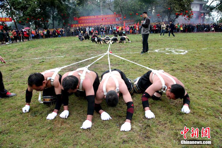 광시 500년 전통 ‘화포 뺏기 대회’, 각종 공연과 행사로 인산인해