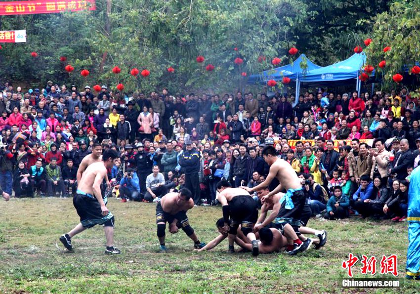 광시 500년 전통 ‘화포 뺏기 대회’, 각종 공연과 행사로 인산인해