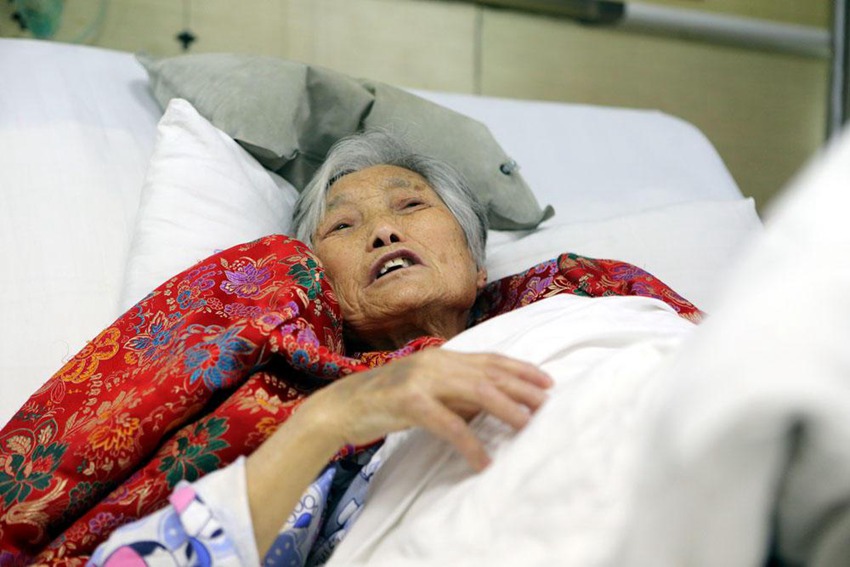 중국 청두 85세 할머니, 담낭이 ‘도자기’로 변한 사건!