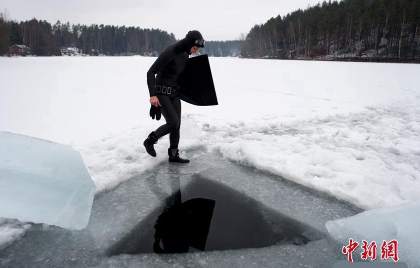 꽁꽁 언 겨울 호수, 두께 45㎝ 얼음 깨고 잠수하는 핀란드 女