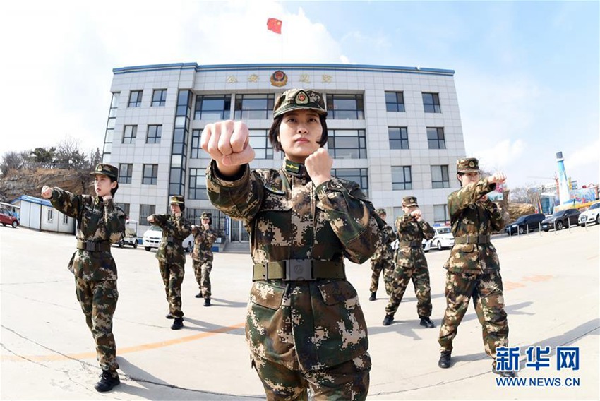 다롄(大連, 대련) 변방지대(邊防支隊) 여자 순찰 부대 대원들이 격투 훈련을 진행하고 있다.