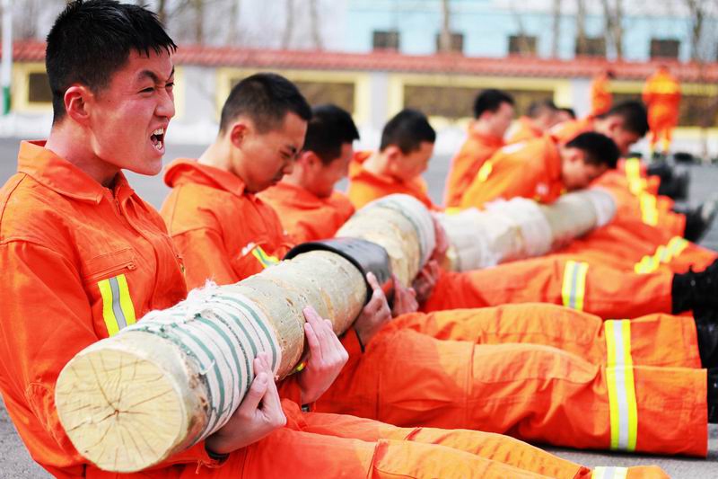 중국 칭하이 고원의 소방대원들 ‘악마주’ 훈련, 강한 의지력 불태워